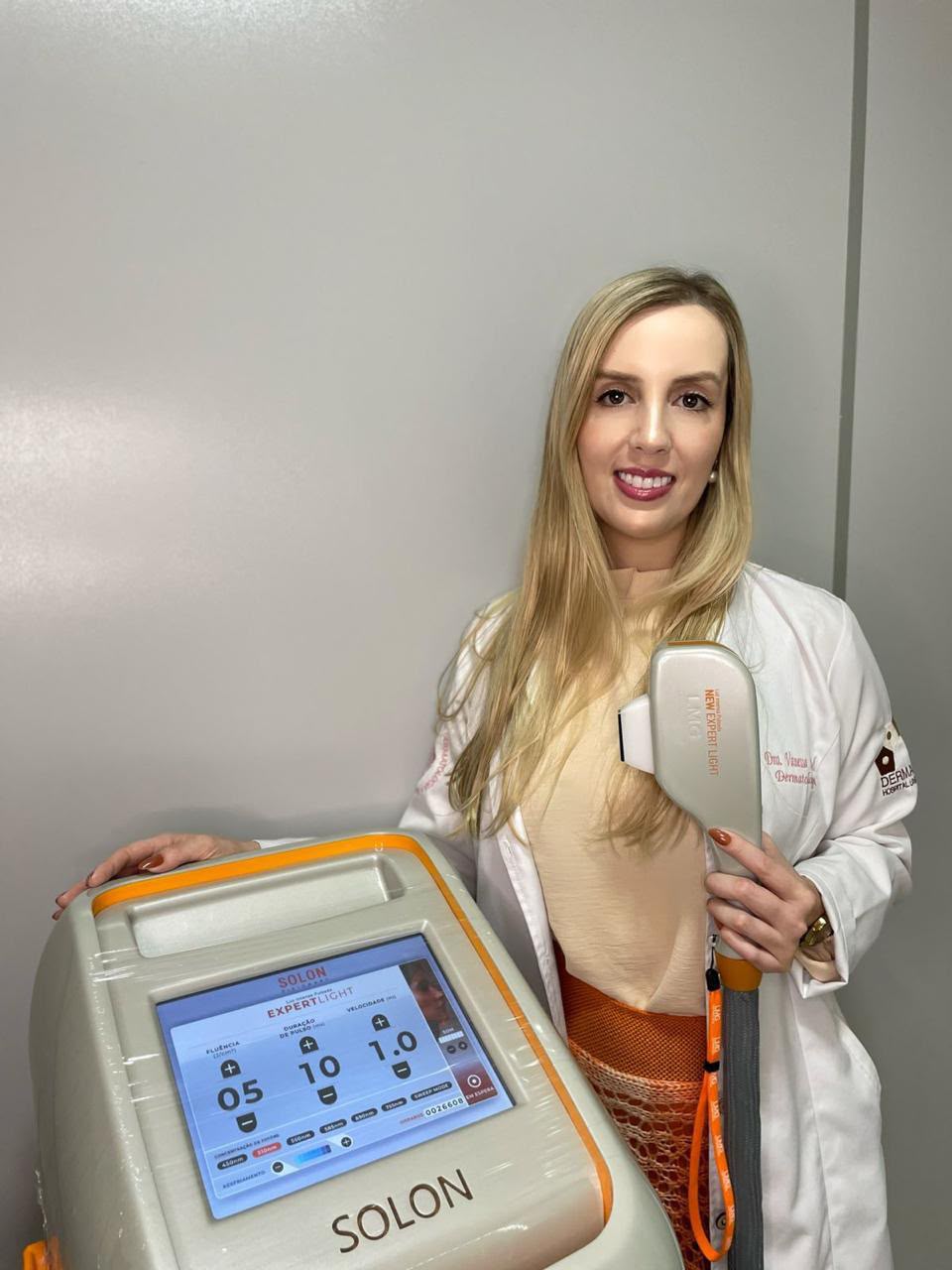 Dra. Vanessa Viríssimo Maciel com produto de tratamento dermatológico